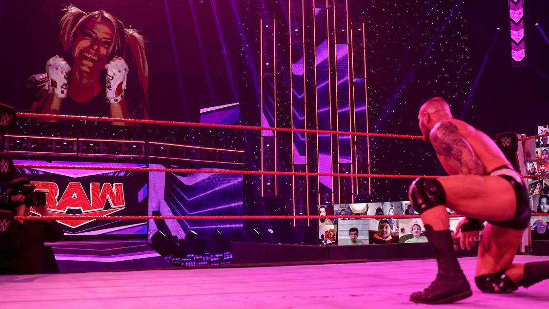 ビジョンに登場した「小悪魔｝ブリスをにらみつけるオートン（C）2021 WWE, Inc. All Rights Reserved.