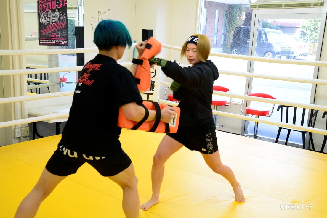 21日のRIZIN女子スーパーアトム級王座挑戦に向け、ミット打ちをみせた挑戦者の浅倉（右）（C）RIZIN FF