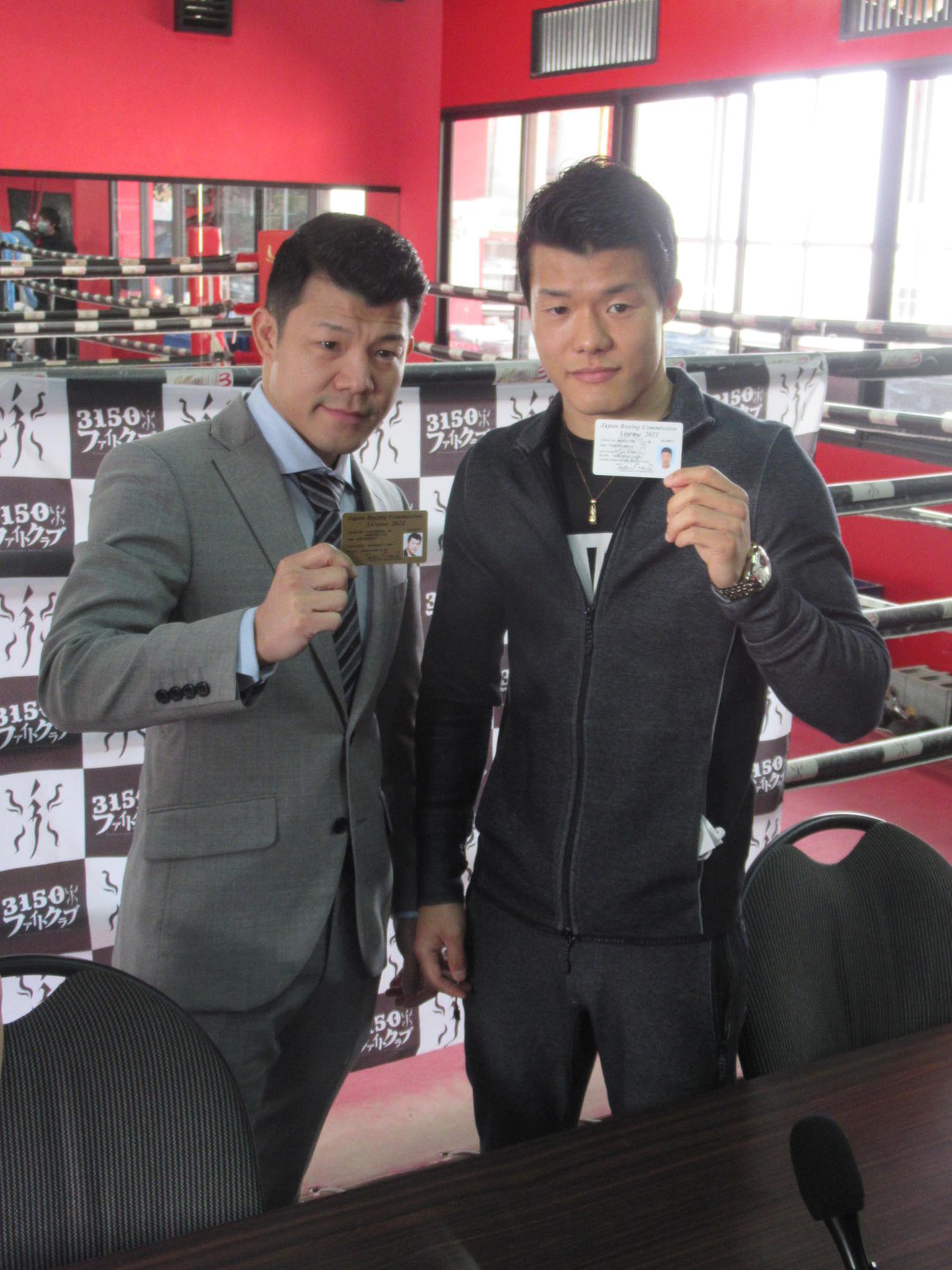兄弟タッグで世界を狙う！　亀田和毅（右）と興毅会長（撮影・実藤健一）