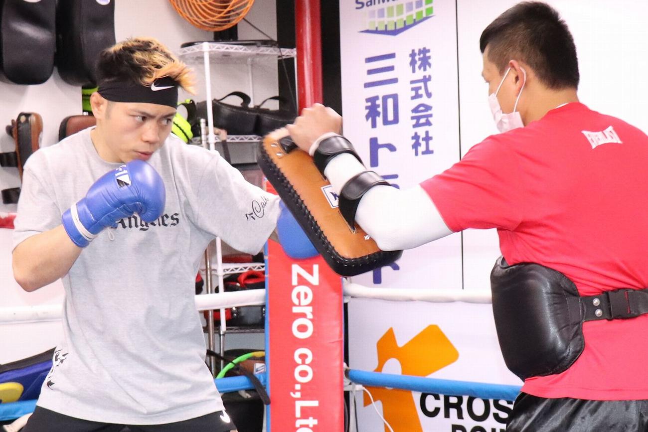 21日のケイズフェスタ4大会Day1に出場する不可思は軽快にミット打ち(C)K－1