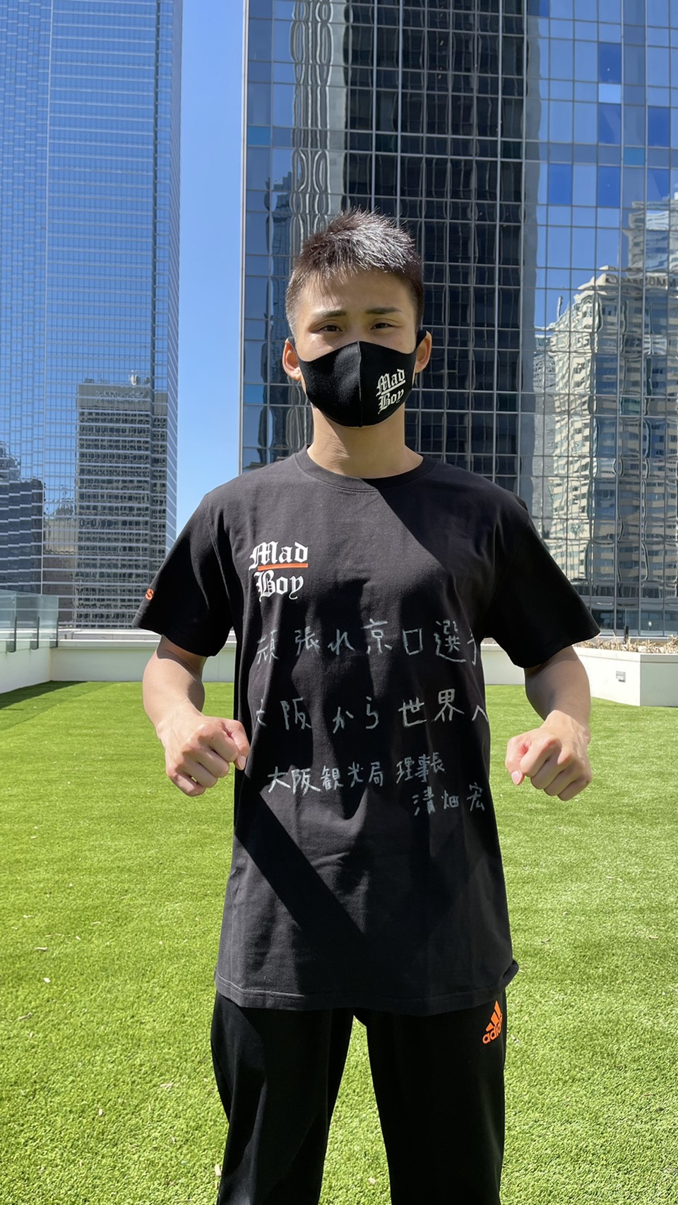 大阪観光局から贈られた激励Tシャツを着た京口紘人（ワタナベジム提供）