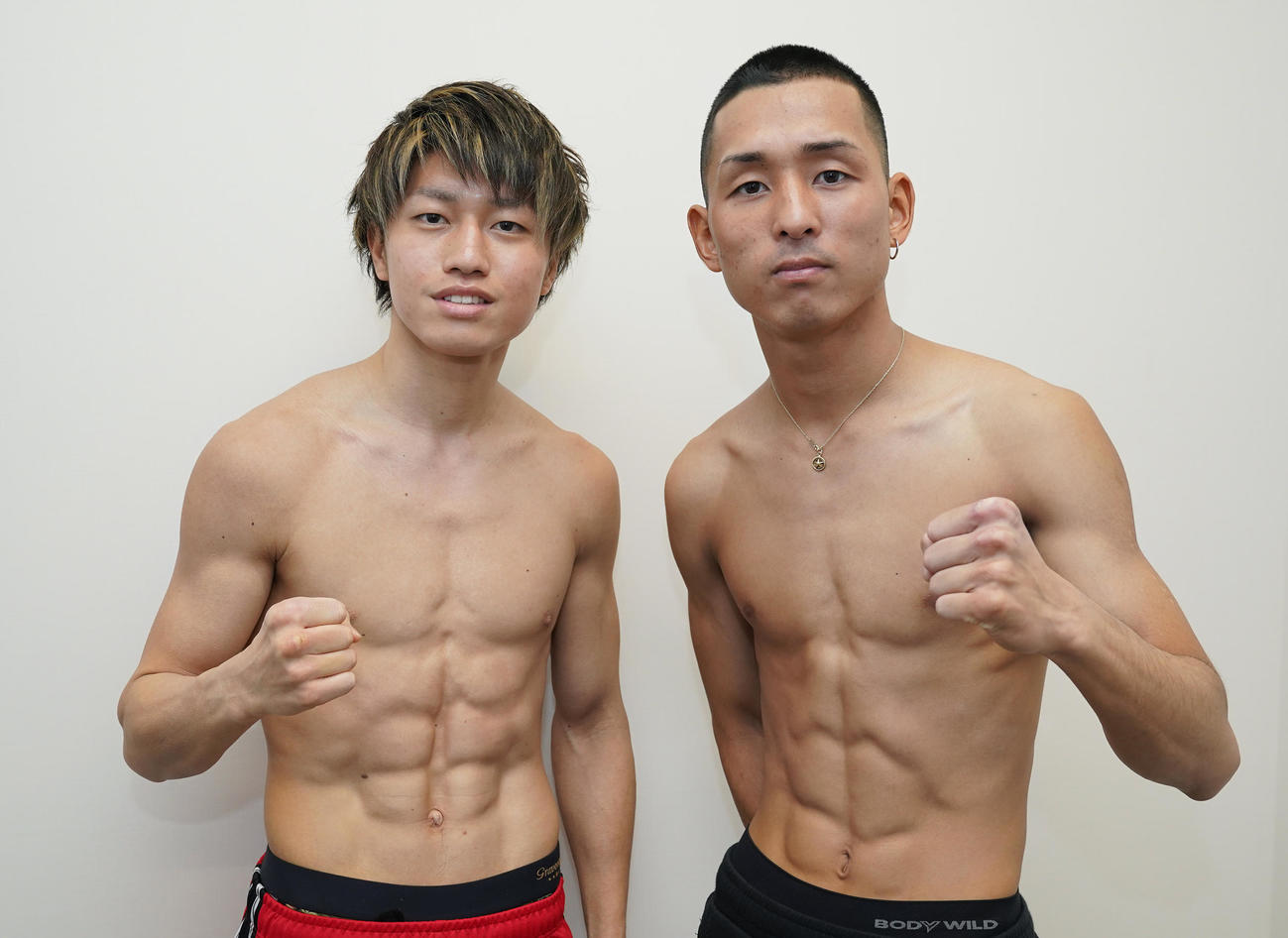 約1年3カ月ぶりのリングに臨むフライ級ホープの桑原（左）。右は対戦相手となる関西のホープ湊（大橋ジム提供）