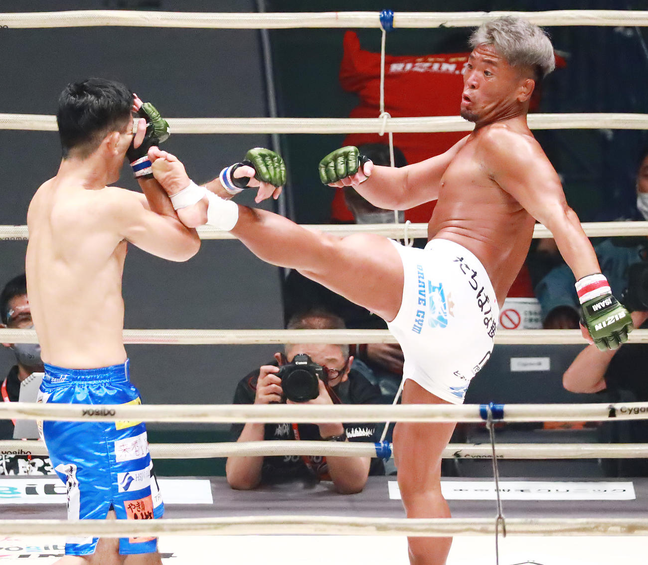 ハイキックを浴びせる武田光司（2020年9月27日撮影）