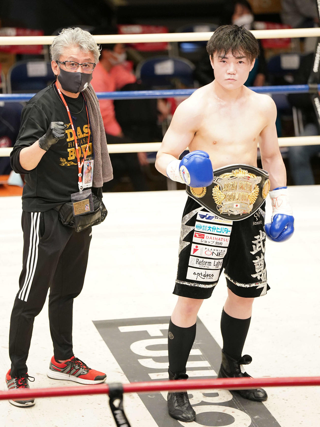 安達に勝利し日本ユースウェルター級王座となった小畑（右）（撮影・鈴木みどり）