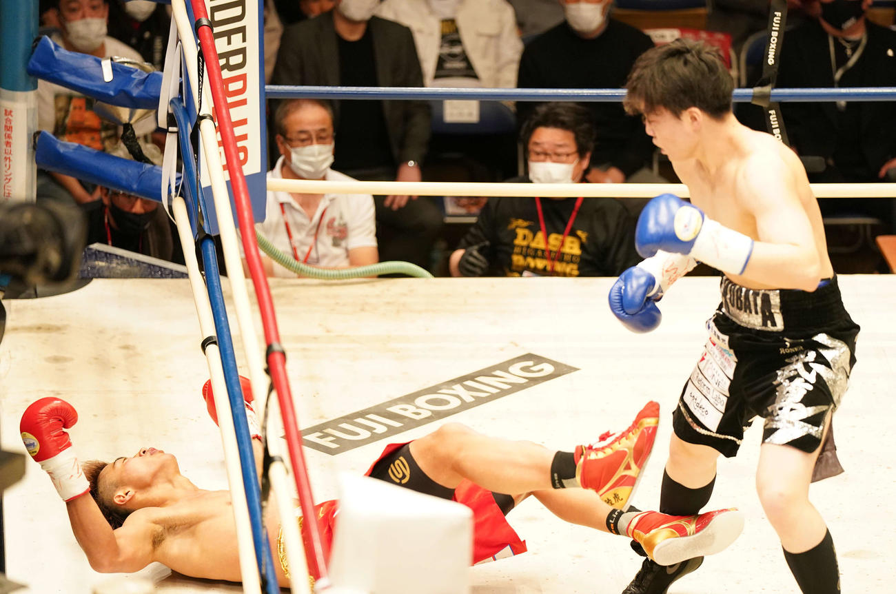 1回、小畑（右）からダウンを奪われ敗れる安達（撮影・鈴木みどり）