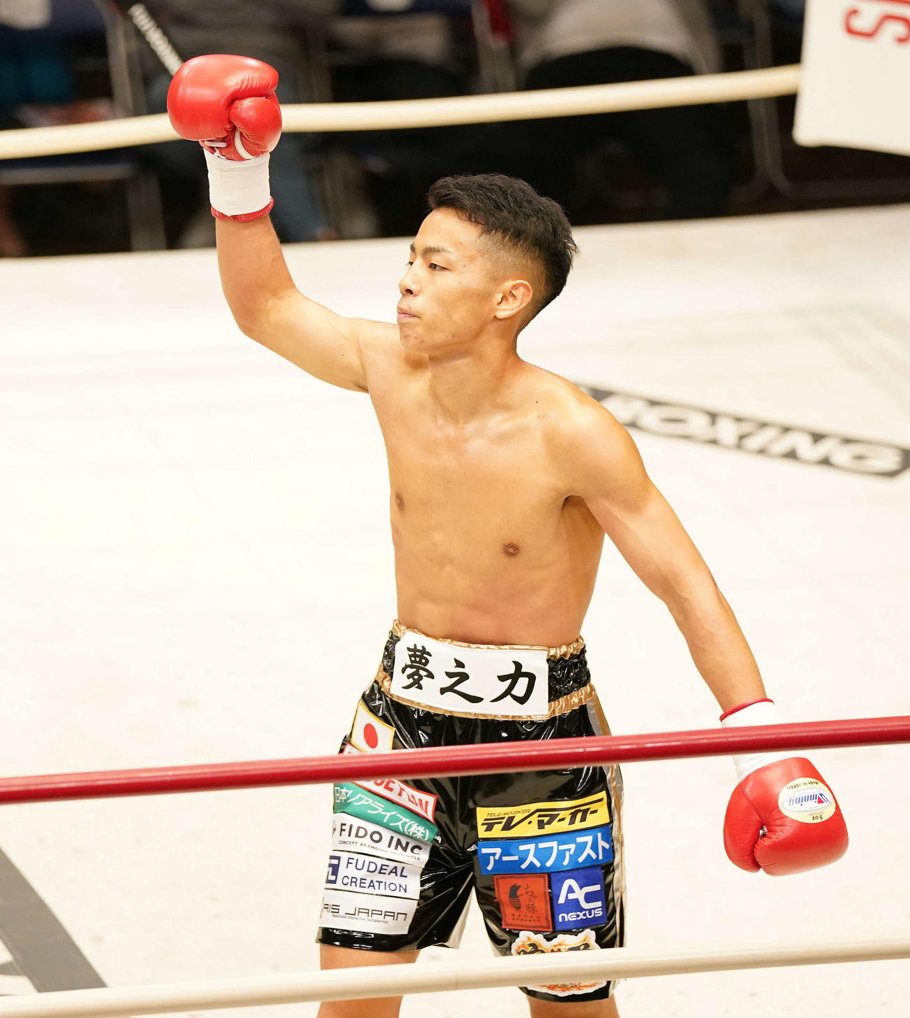 1回、高井からダウンを奪いTKO勝ちしガッツポーズする武居（撮影・鈴木みどり）