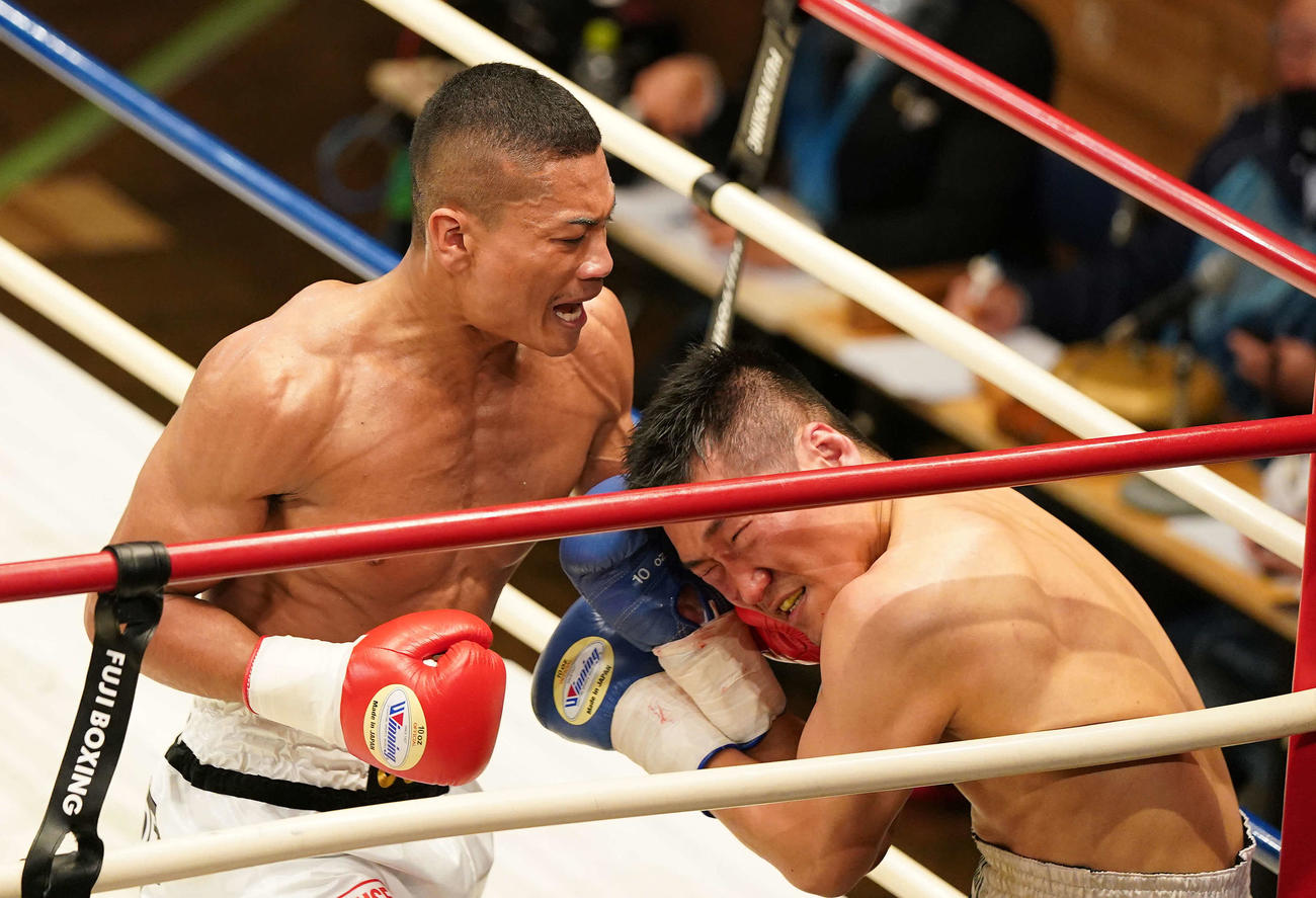 3回、木村（右）を攻める平岡（撮影・鈴木みどり）