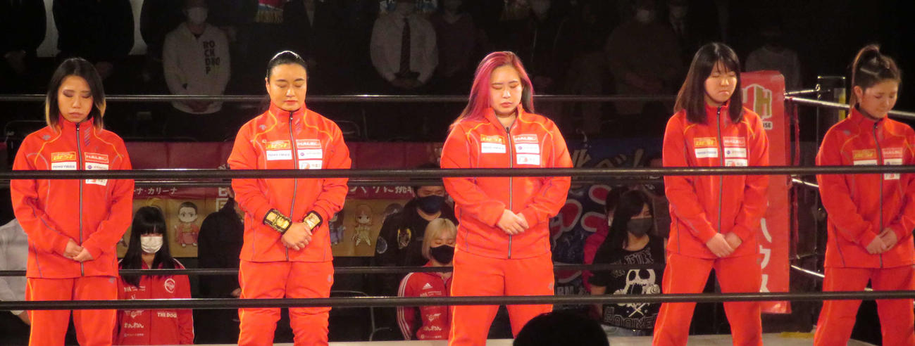 センダイガールズ新宿大会　試合前に黙とうをする里村明衣子（左から2番目）らセンダイガールズの選手たち（撮影・松熊洋介）