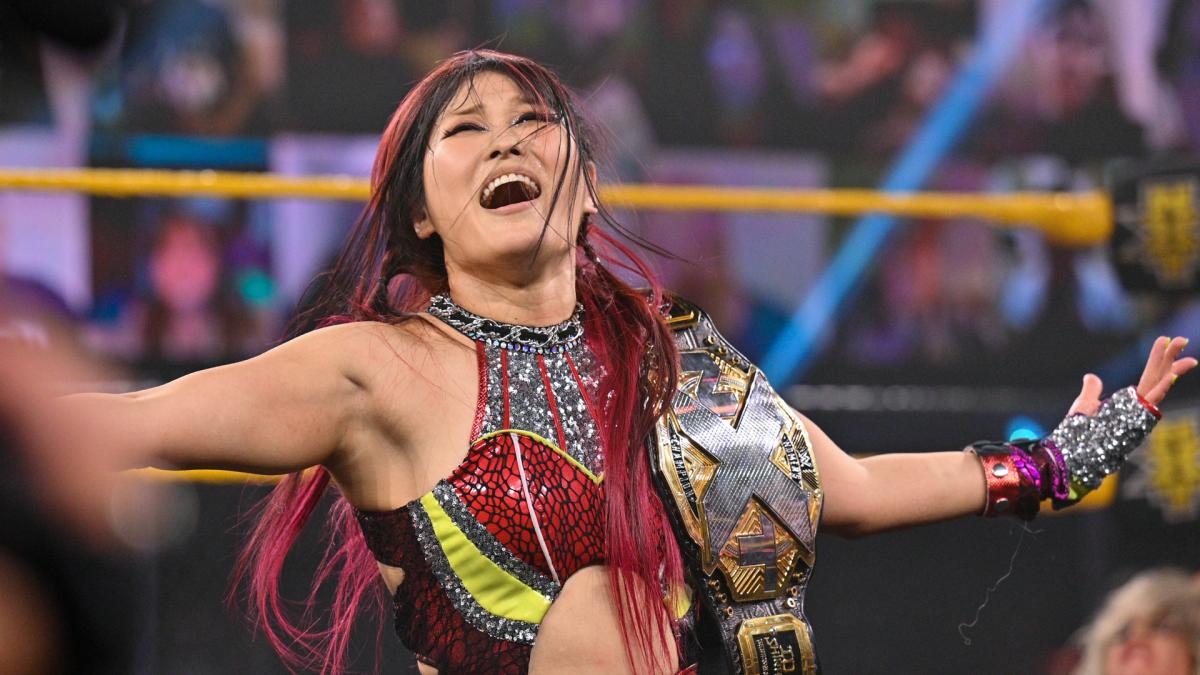 王座防衛に笑顔をみせたNXT女子王者紫雷（C）2021 WWE, Inc. All Rights Reserved.