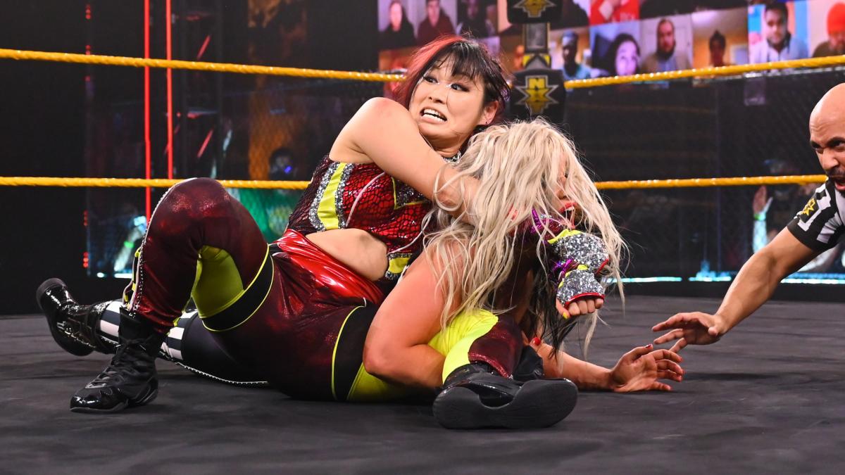 挑戦者ストーム（右）をクロスフェイスで絞めるNXT女子王者紫雷（C）2021 WWE, Inc. All Rights Reserved.