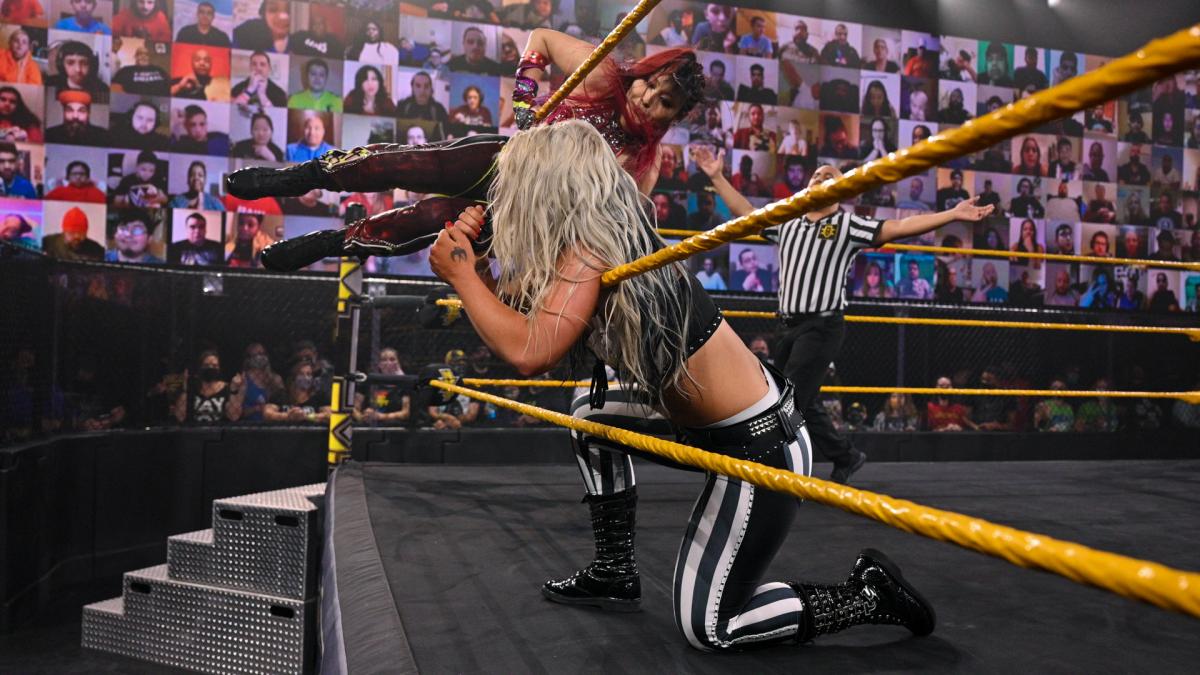 挑戦者ストーム（手前）に619を成功させたNXT女子王者紫雷（C）2021 WWE, Inc. All Rights Reserved.