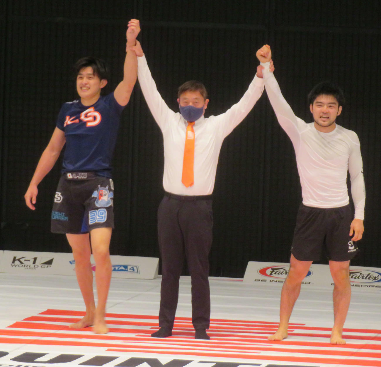 8分間勝負のエキシビション戦で、鈴木（右端）と一本ずつ奪い合った桜庭和志の長男SAKU Jr．（左端）