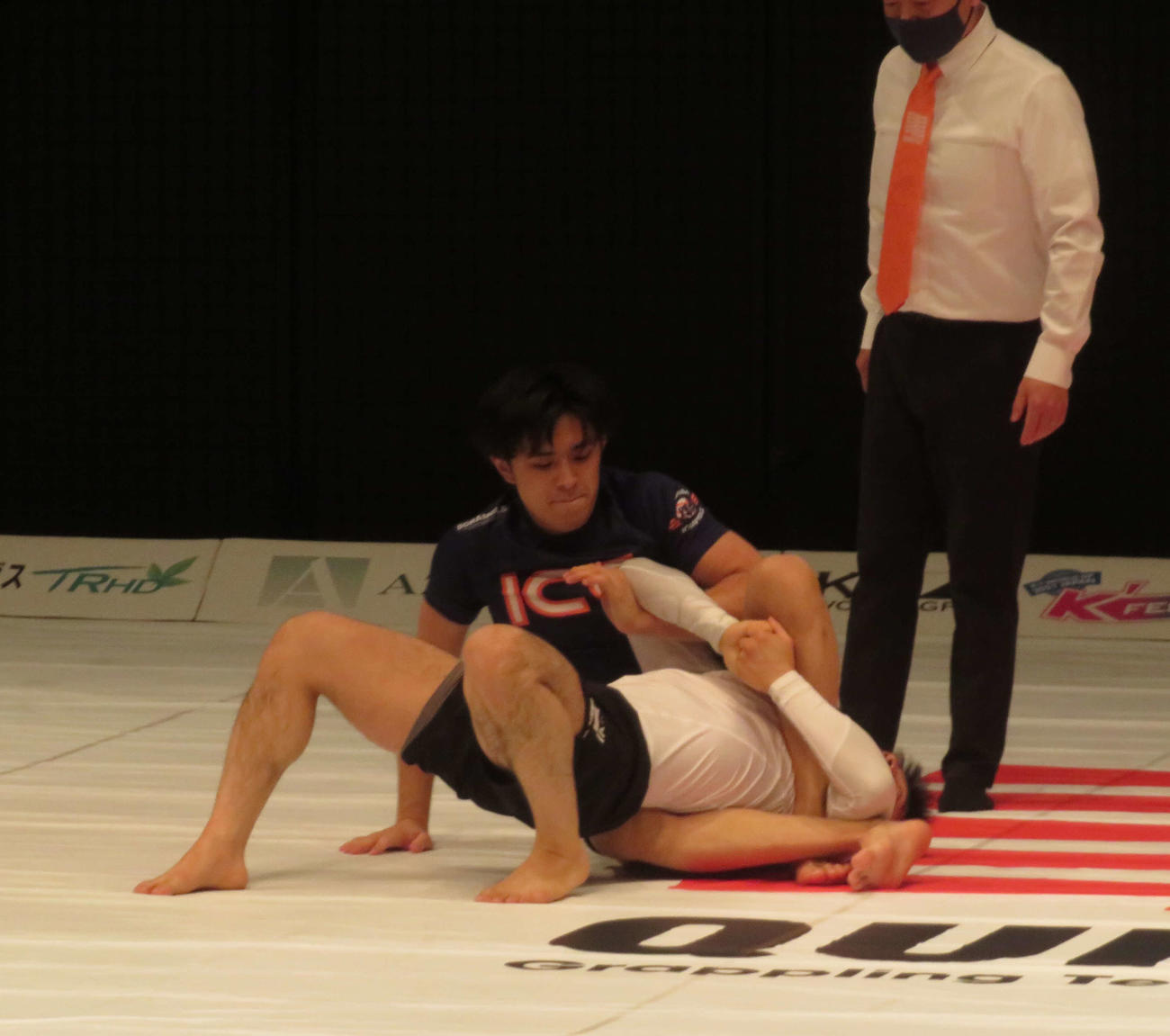 長い手足を生かし、鈴木（右）から関節技を狙う桜庭和志の長男SAKU Jr．