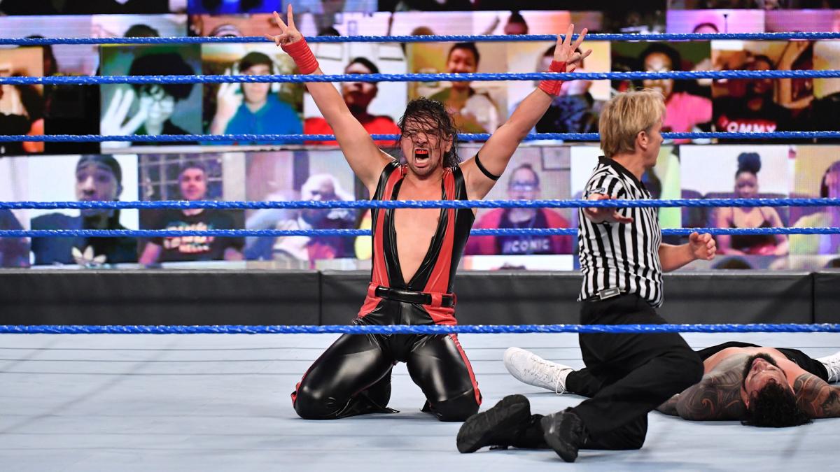バックステージでロリンズとのにらみ合いを展開した中邑（C）2021 WWE, Inc. All Rights Reserved.