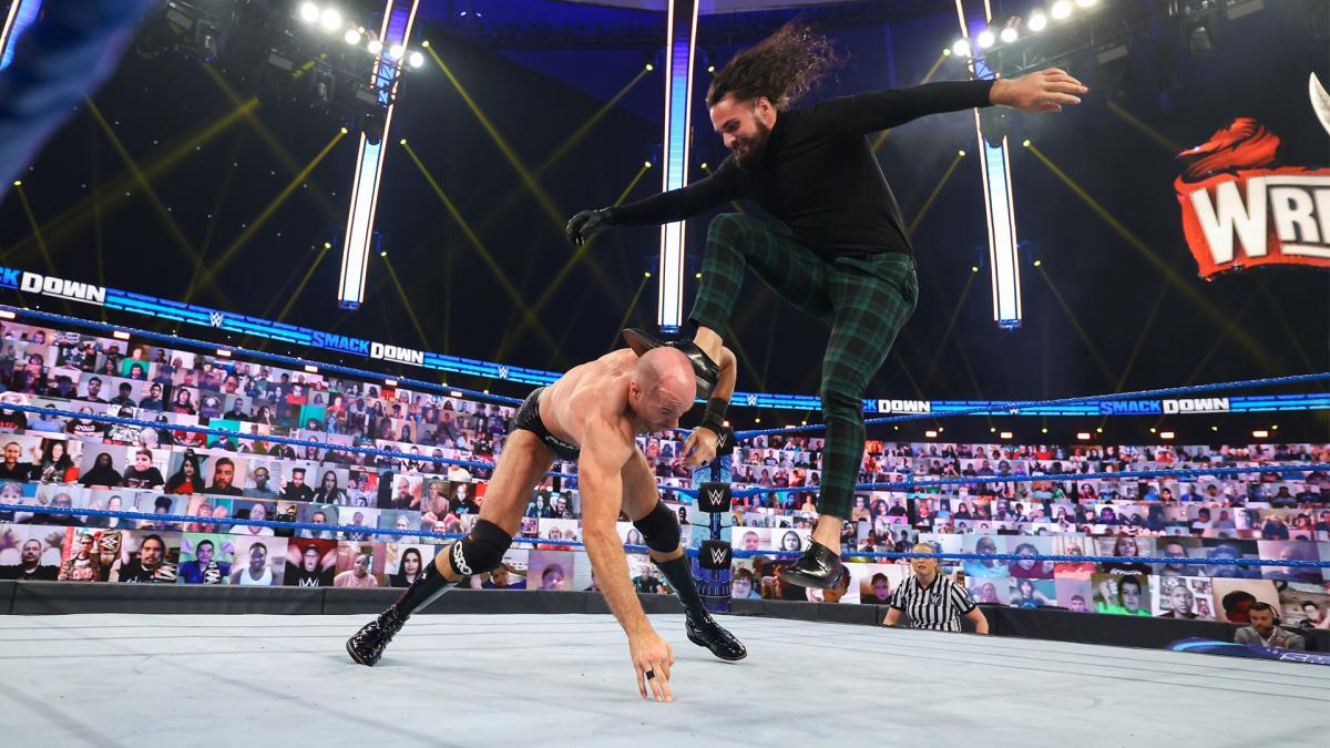 ロリンズ（右）のカーブ・ストンプを浴びたセザーロ（C）2021 WWE, Inc. All Rights Reserved.