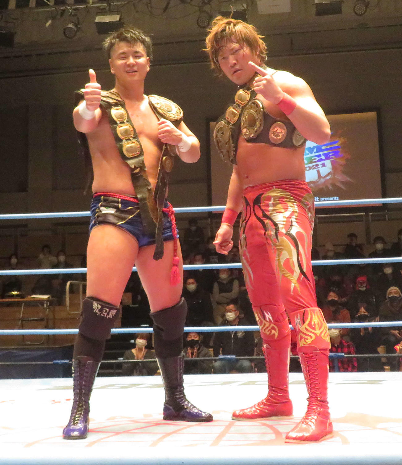 全日本プロレス後楽園大会　世界タッグ選手権で2度目の防衛に成功した青柳優馬（左）と宮原健斗（撮影・松熊洋介）