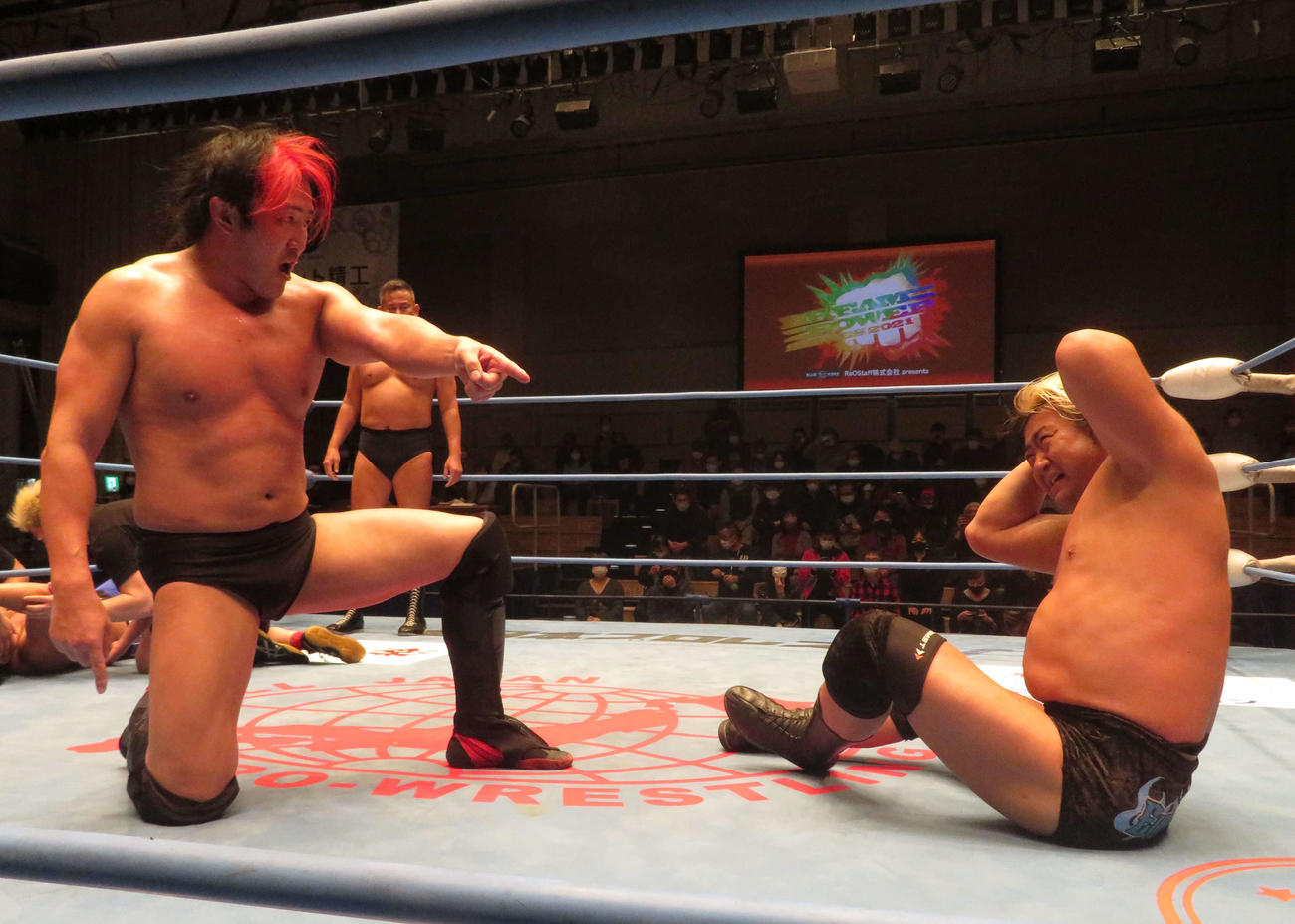 全日本プロレス後楽園大会　勝利後、諏訪魔（右）に「3冠ヘビー級のベルトを持って来い」と指をさすヨシタツ（撮影・松熊洋介）