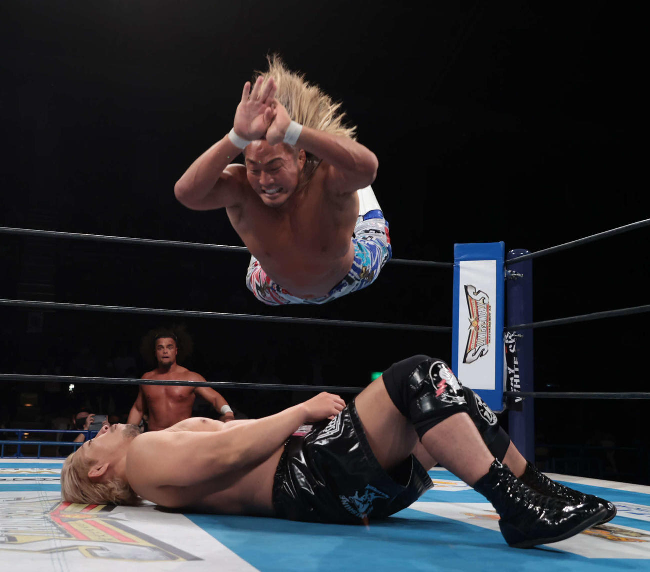 新日本プロレス尼崎大会　高橋裕二郎（下）にハイフライフローを決める棚橋弘至（新日本プロレス提供）
