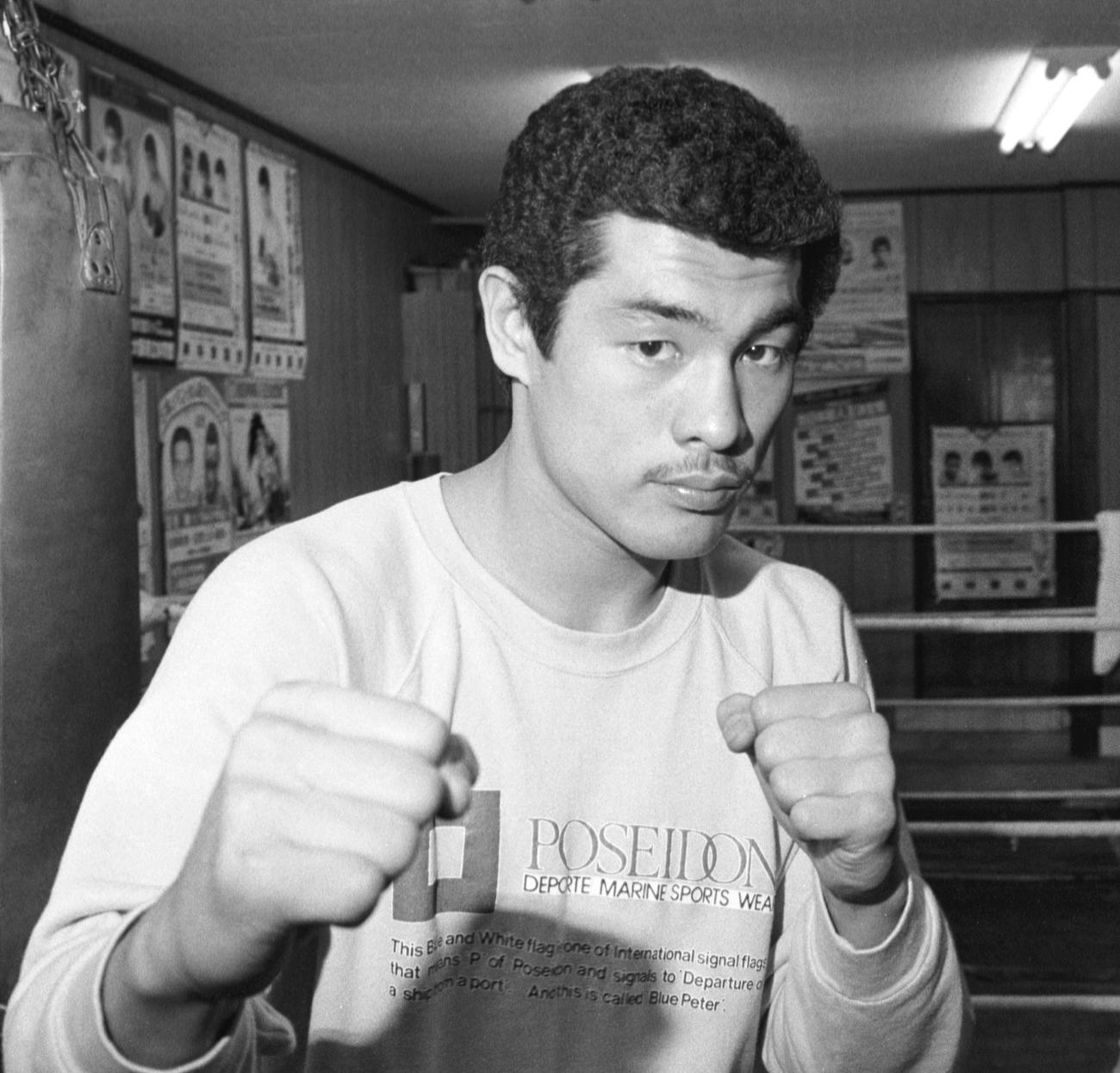 ファイティングポーズをみせる赤井英和（1982年2月）