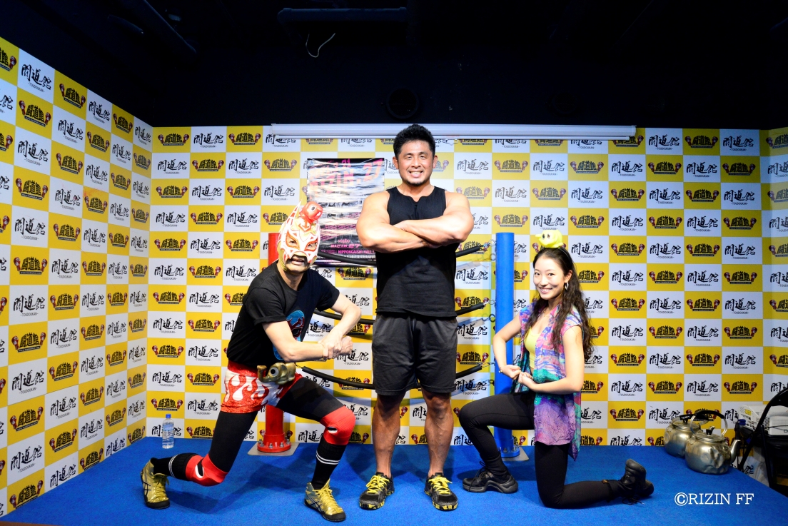 公開練習を行った宮本和志。左はラッキィ池田似の振り付け仮面。右はタッピィ池田（（C）RIZIN FF）
