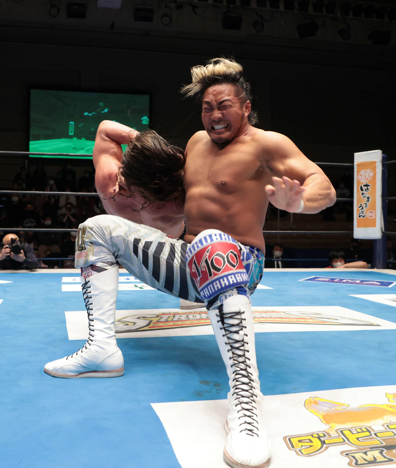 新日本プロレス後楽園大会　ジェイ・ホワイトにスリングブレイドを決める棚橋弘至（新日本プロレス提供）