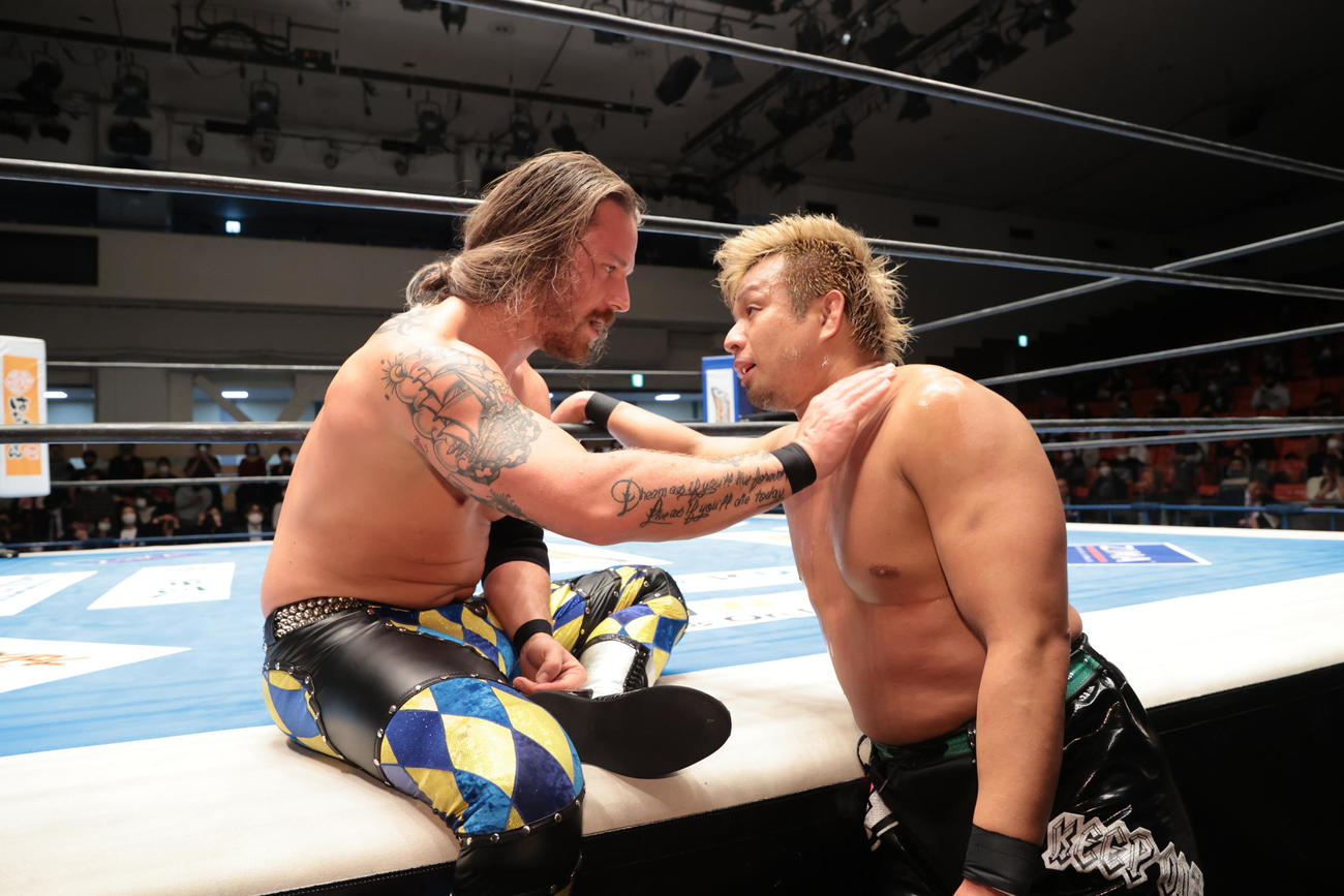 新日本プロレス後楽園大会　勝利後、YOSHI－HASHI（右）に話し掛けるデビッド・フィンレー（新日本プロレス提供）