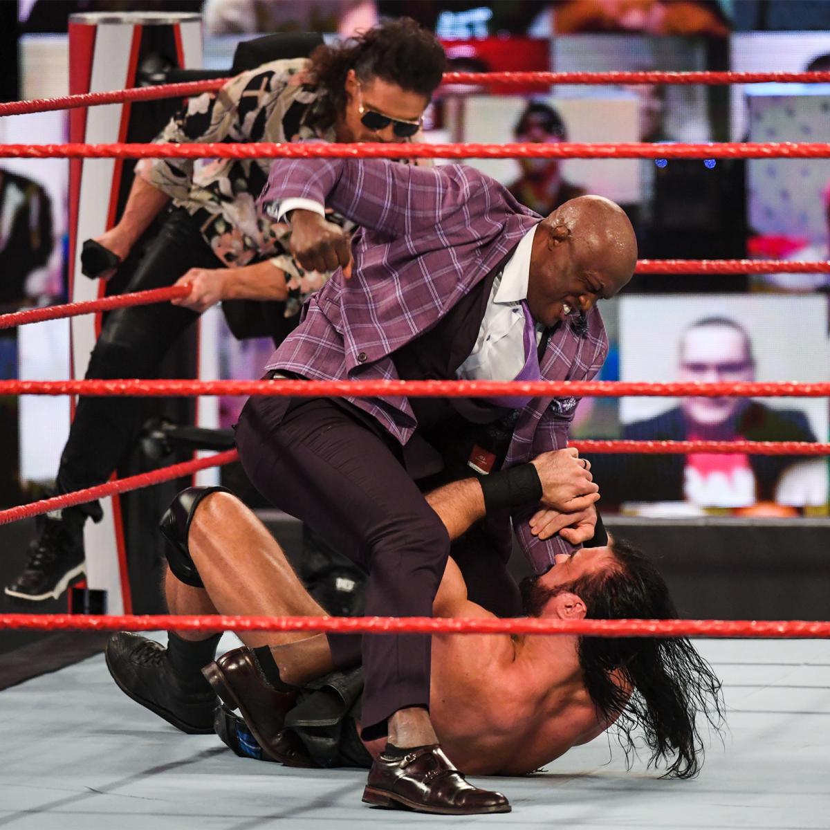 挑戦者に決まったマッキンタイア（下）を殴るWWEヘビー級王者ラシュリー（C）2021 WWE, Inc. All Rights Reserved.