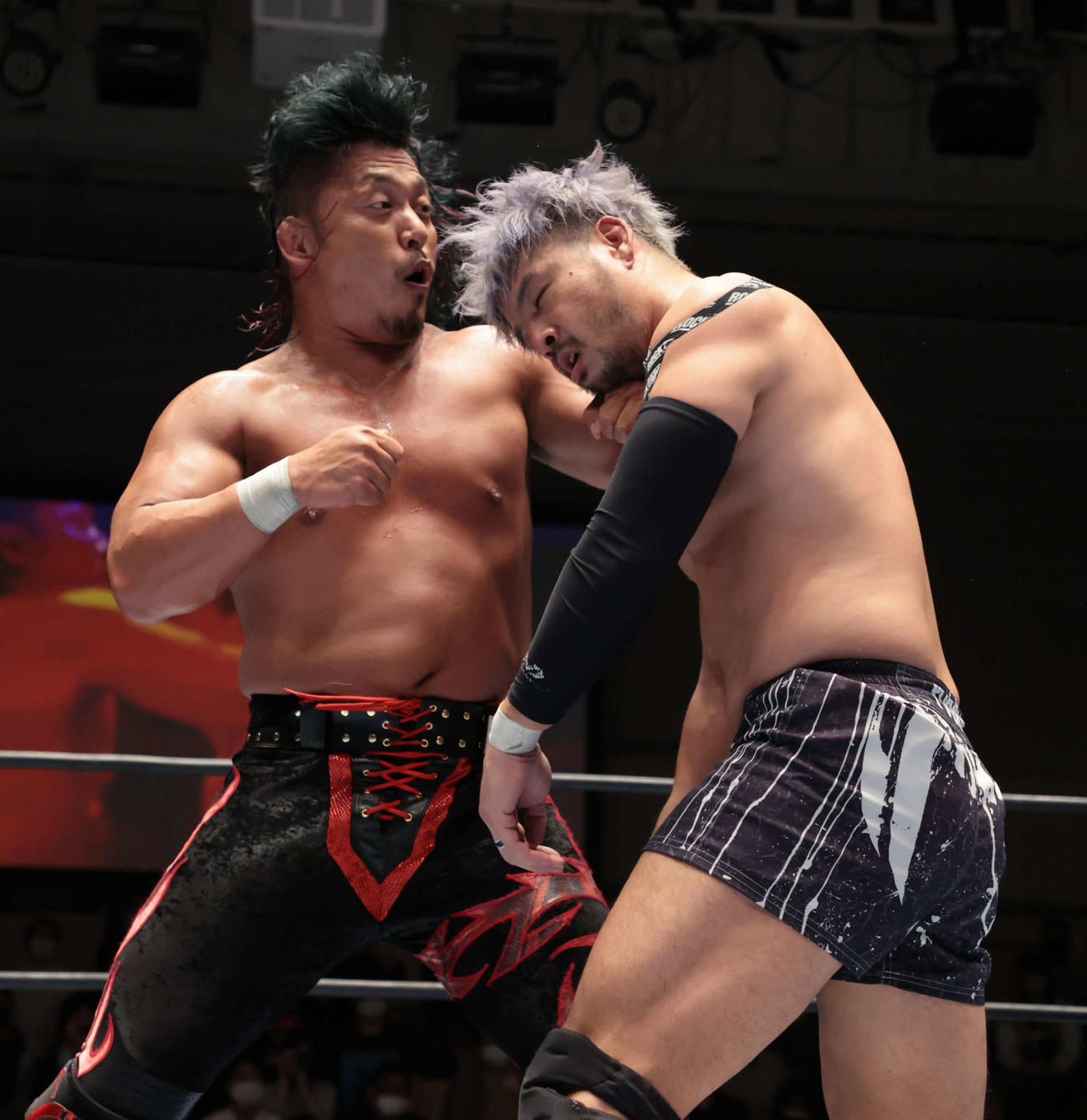 新日本プロレス後楽園大会　KENTA（右）にエルボーを浴びせる鷹木信悟（新日本プロレス提供）