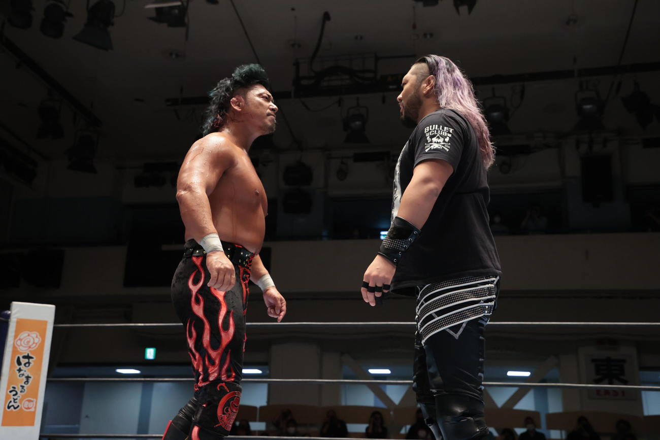 新日本プロレス後楽園大会　勝利した鷹木信悟は準決勝の相手、EVILとリング上でにらみ合う（新日本プロレス提供）
