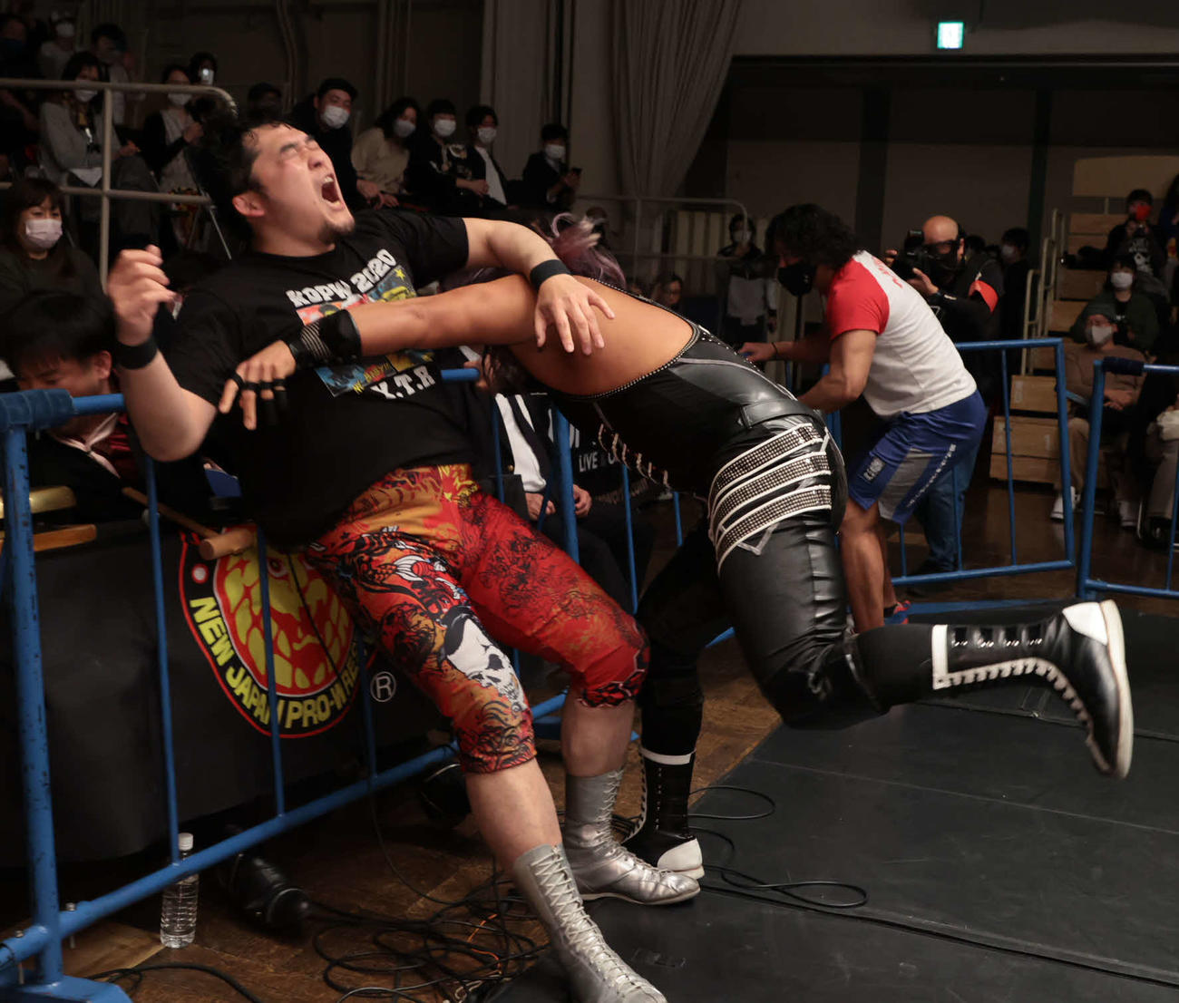 新日本プロレス後楽園大会　EVILから鉄柵に体をぶつけられる矢野通（新日本プロレス提供）