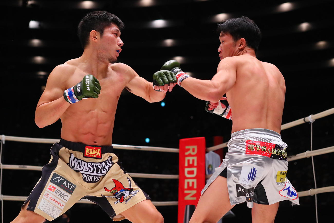 昨年11月、RIZIN初代フェザー級タイトルマッチで激闘を繰り広げる斎藤（左）と朝倉（C）RIZIN FF