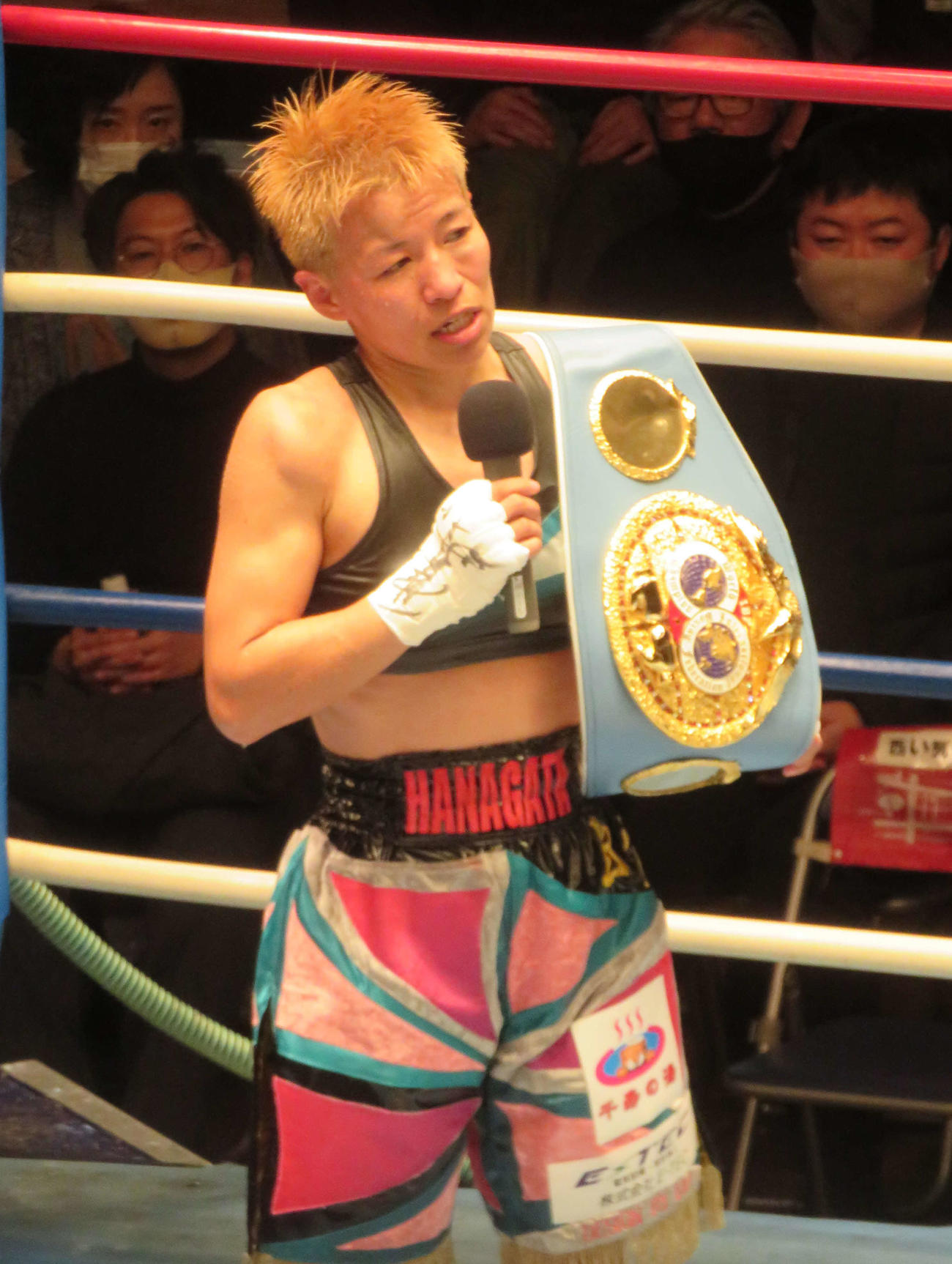 涙ながらにあいさつするIBF女子世界アトム級王者花形