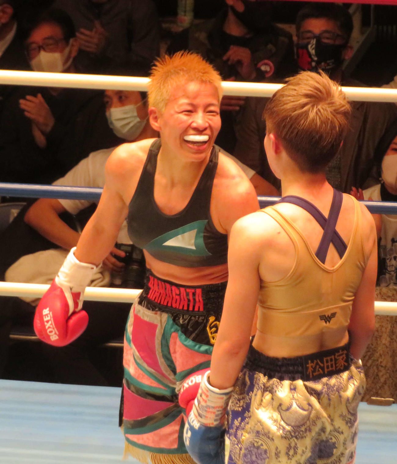 試合後、挑戦者の秋田（右）に笑顔であいさつする王者花形