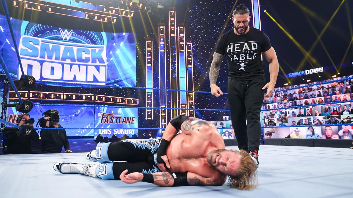 エッジ（左）を襲撃したWWEユニバーサル王者レインズ（C）2021 WWE, Inc. All Rights Reserved.
