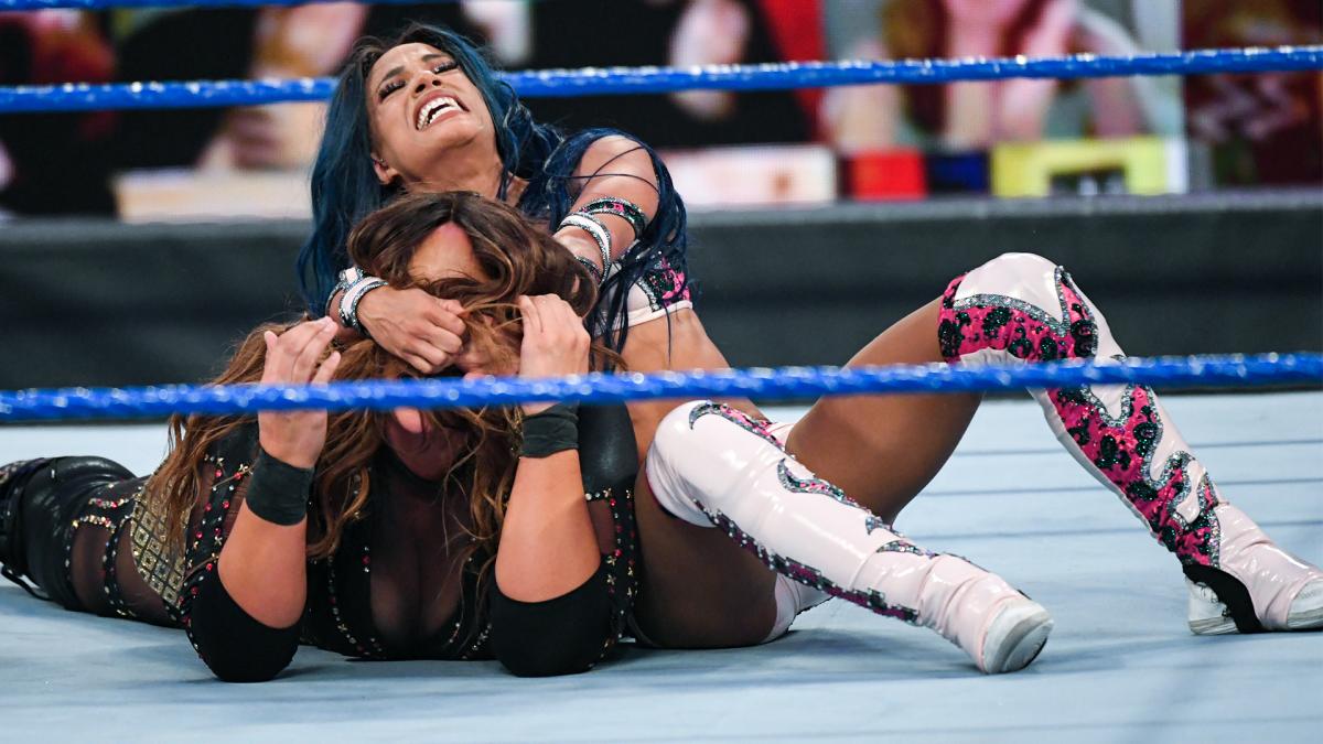 ジャックス（左）にバンク・ステートメントで追い詰めるWWEスマックダウン女子王者バンクス（C）2021 WWE, Inc. All Rights Reserved.