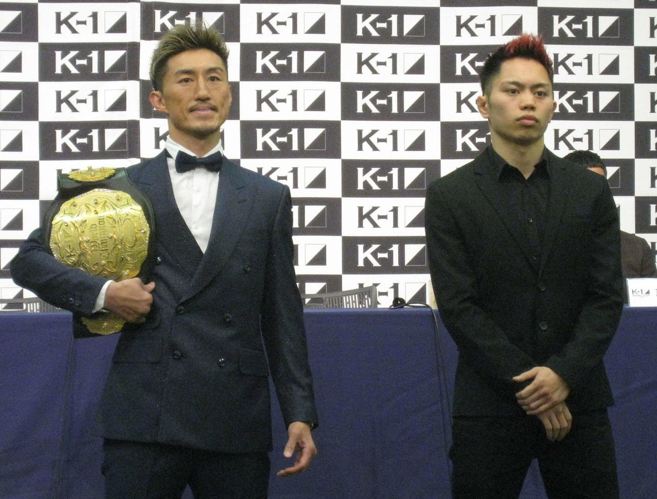 計量後には会見に臨んだ山崎秀晃（左）と対戦相手の不可思（撮影・吉池彰）