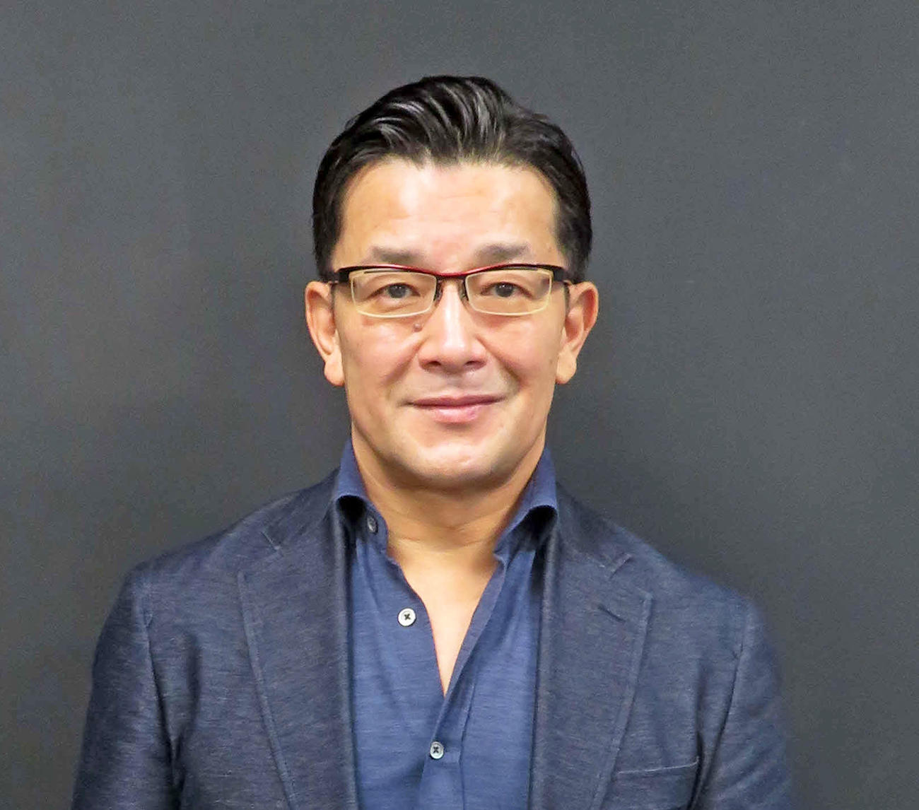 日刊スポーツの取材に応じた榊原信行CEO（撮影・松熊洋介）