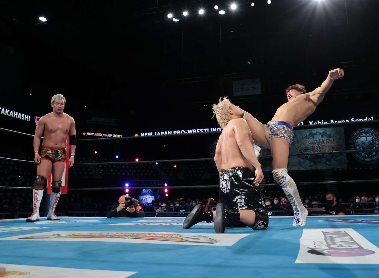 新日本プロレス宮城大会　高橋裕二郎にカミゴェを決める飯伏幸太（右）を見つめるオカダ・カズチカ（左）（新日本プロレス提供）