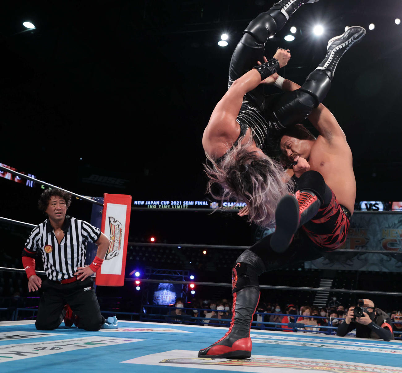 新日本プロレス宮城大会　EVILにラスト・オブ・ザ・ドラゴンを決める鷹木信悟（新日本プロレス提供）
