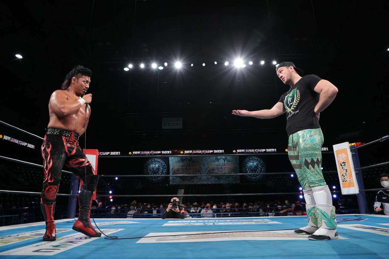 新日本プロレス宮城大会　勝利した鷹木信悟（左）は決勝の相手、ウィル・オスプレイとリング上でにらみ合う（新日本プロレス提供）