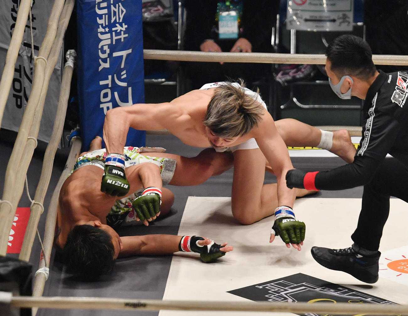 1回、獅庵（右）は祖根寿麻をパンチでKOする（撮影・柴田隆二）