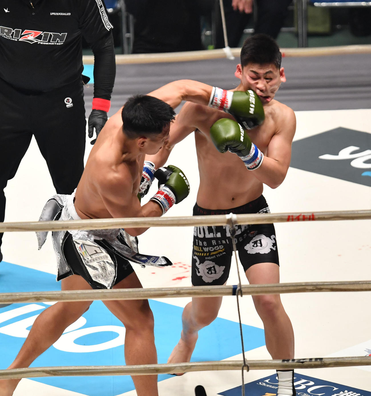 2回、大雅（左）は基山幹太にパンチを放つ（撮影・柴田隆二）
