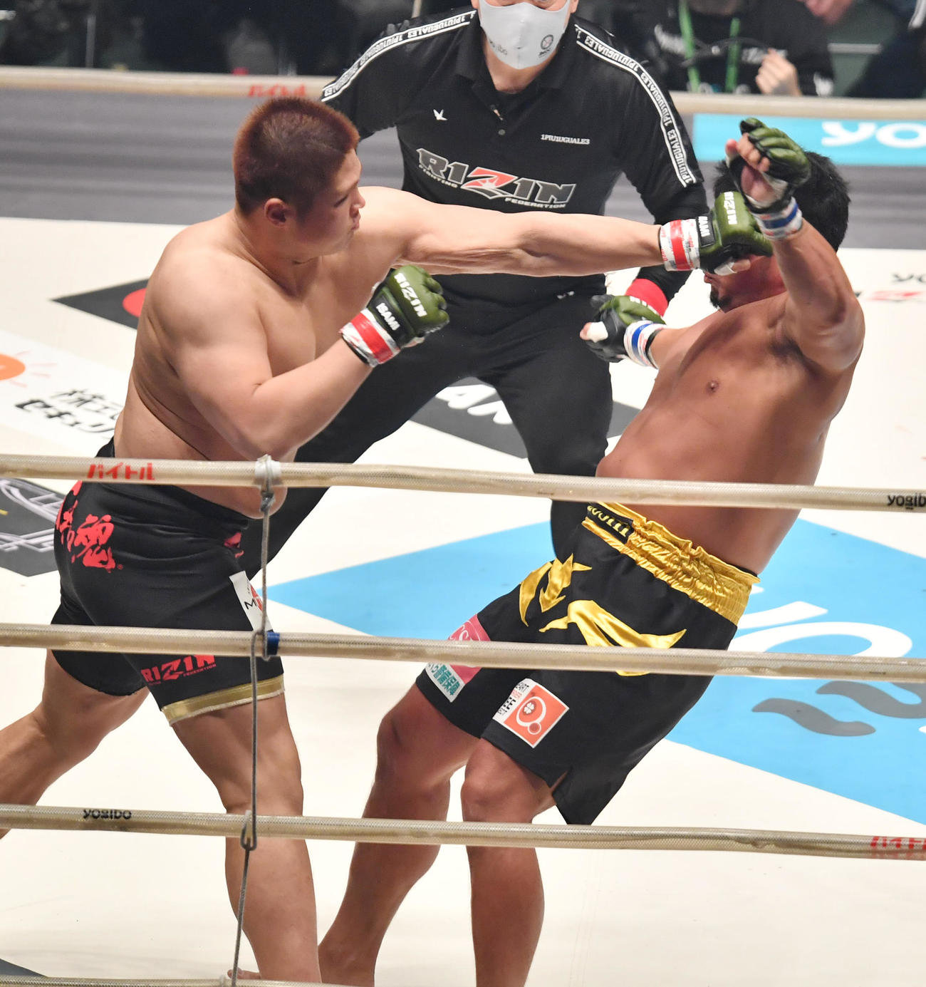 1回、スダリオ剛（左）宮本和志にパンチを放ちKOする（撮影・柴田隆二）