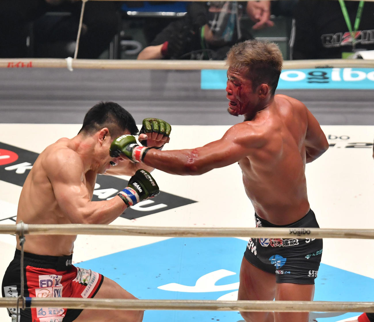 3回、武田光司（右）は久米鷹介にパンチを放つ（撮影・柴田隆二）