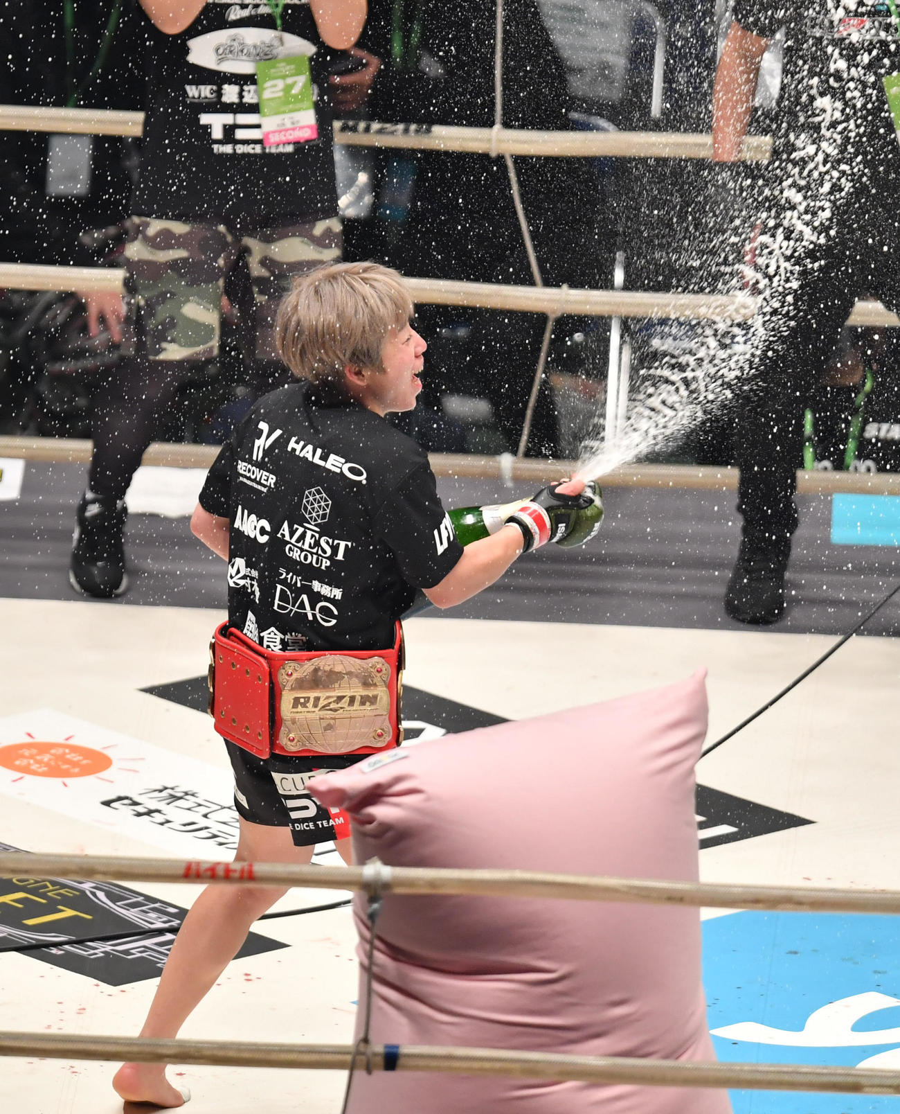 RIZIN女子スーパーアトム級タイトルマッチを防衛した王者浜崎朱加はシャンパンファイトする（撮影・柴田隆二）