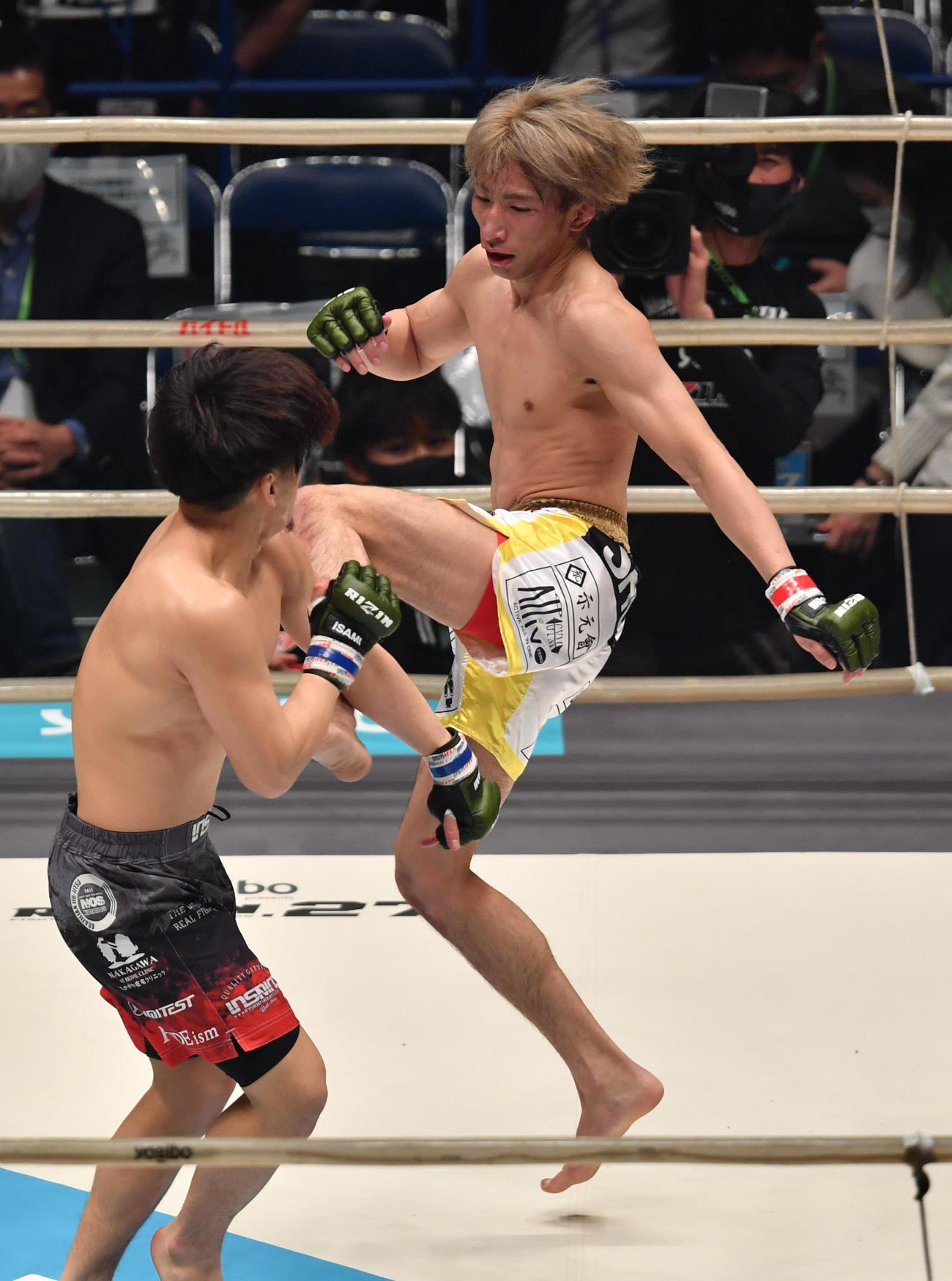 2回、渡部修斗（右）は田丸匠にキックを放つ（撮影・柴田隆二）