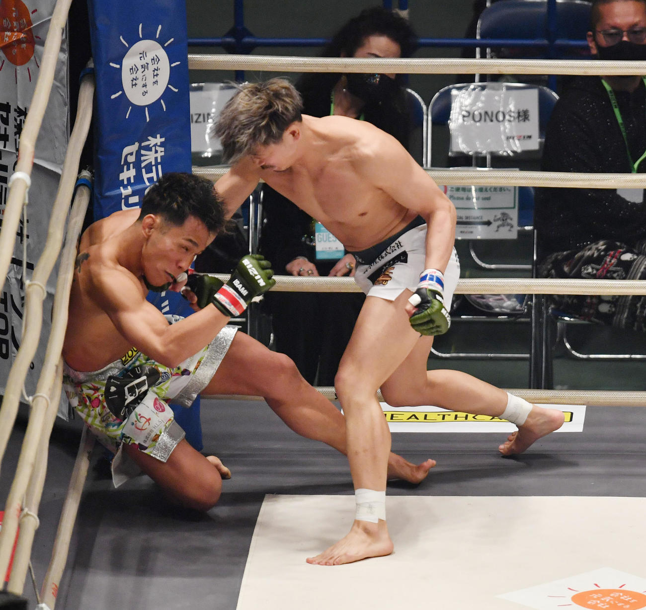 1回、獅庵（右）は祖根寿麻をパンチでKOする（撮影・柴田隆二）