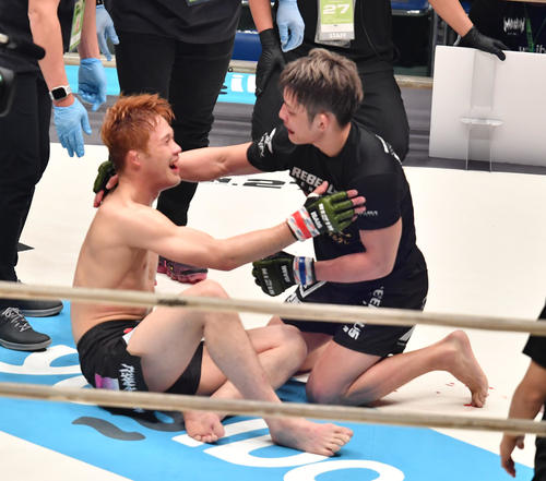 3回、勝利した堀江圭功（右）は関鉄矢と抱き合う（撮影・柴田隆二）