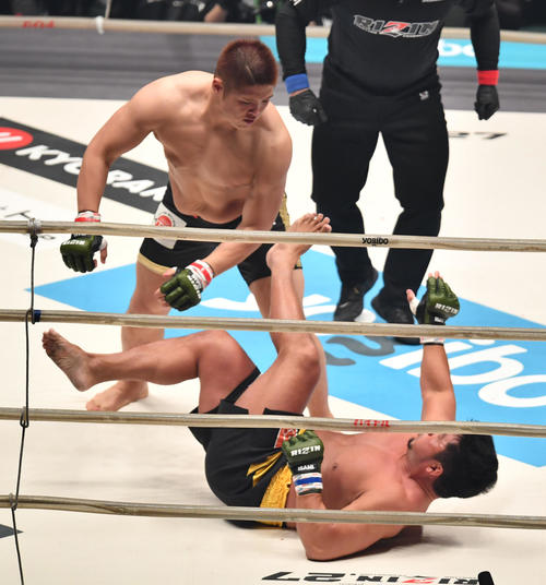 1回、スダリオ剛（左）宮本和志にパンチを放ちKOする（撮影・柴田隆二）