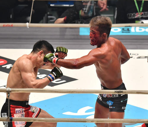 3回、武田光司（右）は久米鷹介にパンチを放つ（撮影・柴田隆二）